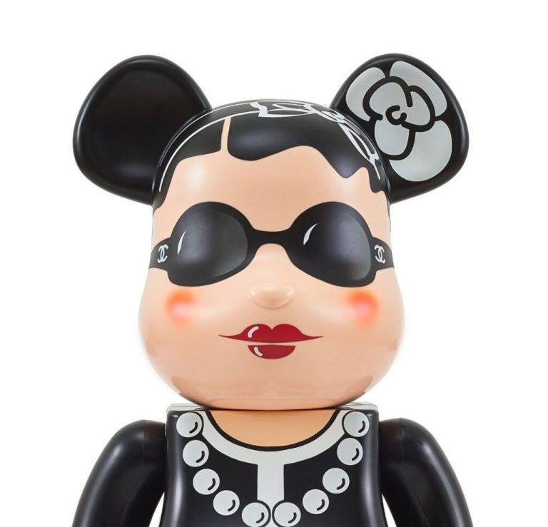 Modezeichnung für Chanel mit Skizzen von eleganten Outfits und künstlerischen Notizen.