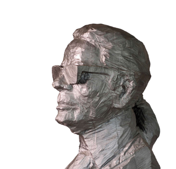 Karl Lagerfeld zeigt auf eine Wand mit seinen eigenen Schwarz-Weiß-Fotos (Fotografien) in einer Galerie.