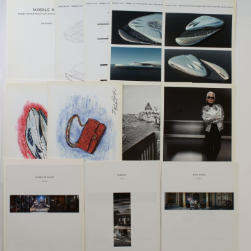 Eine Sammlung von Karl Lagerfeld Skizzen, Briefen und Notizen auf einem Tisch. Es handelt sich um seltene Sammlerstücke.
