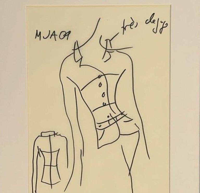 Modezeichnung für Chanel mit Skizzen von eleganten Outfits und künstlerischen Notizen.